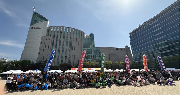 온 세대가 하나되어 부활의 기쁨을 나눈  